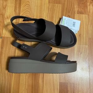 nwt brooklyn crocs low wedge sandals